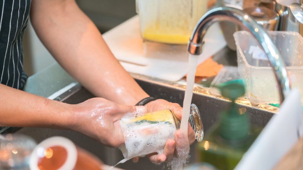 تقلل من استهلاكك للمياه في المطبخ 1024x576 - 12 طريقة تساعدك في حل مشكلة فواتير المياه المرتفعة