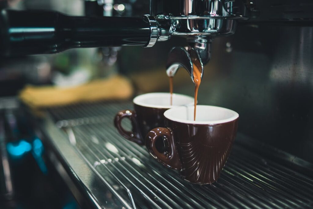 تناول القهوة بكثرة 1024x684 - أضرار شرب الكافيين بكثرة و كمية القهوة التي يجب أن تشربها